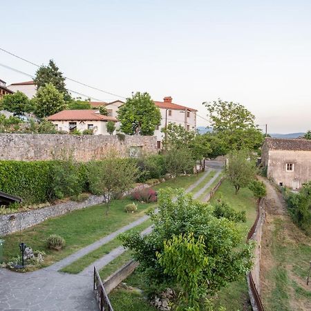 Apartma Oddih Dutovlje エクステリア 写真