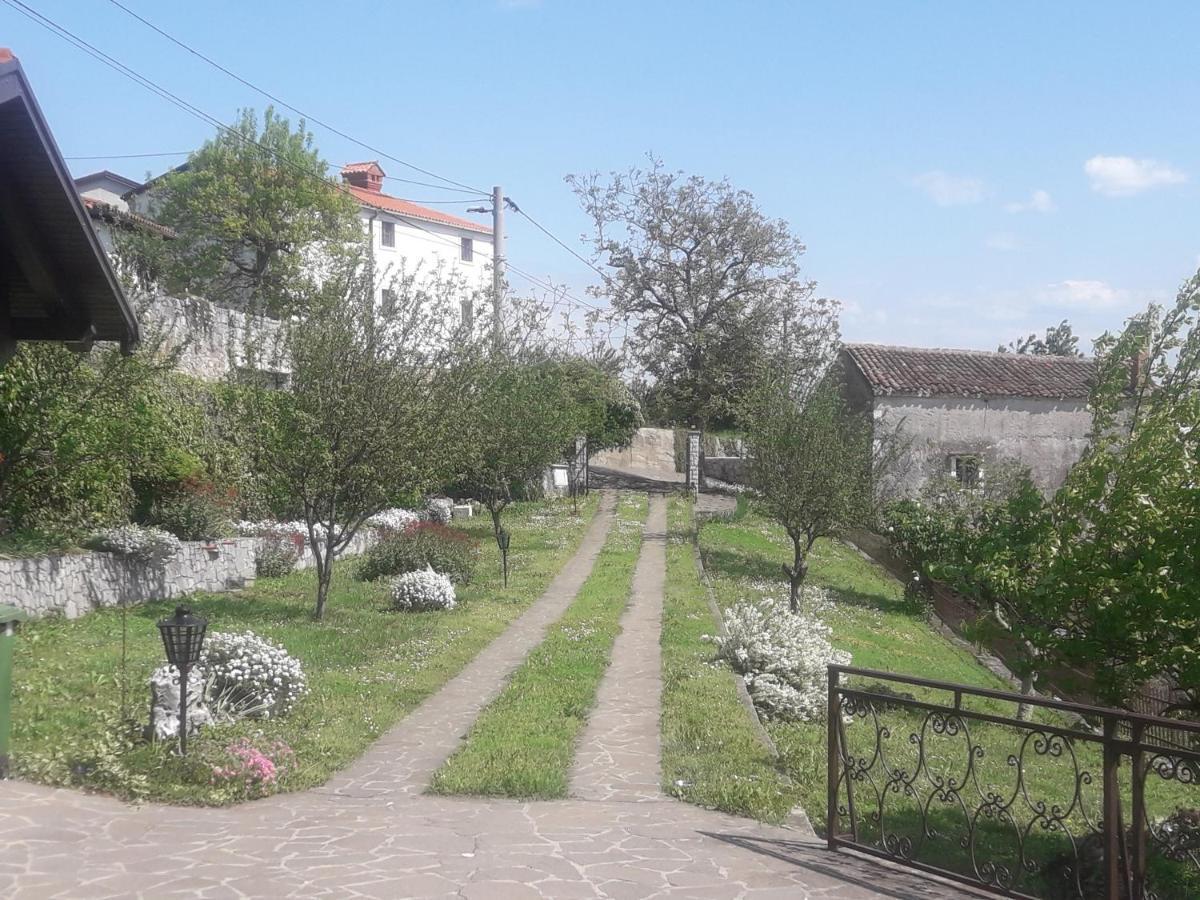 Apartma Oddih Dutovlje エクステリア 写真
