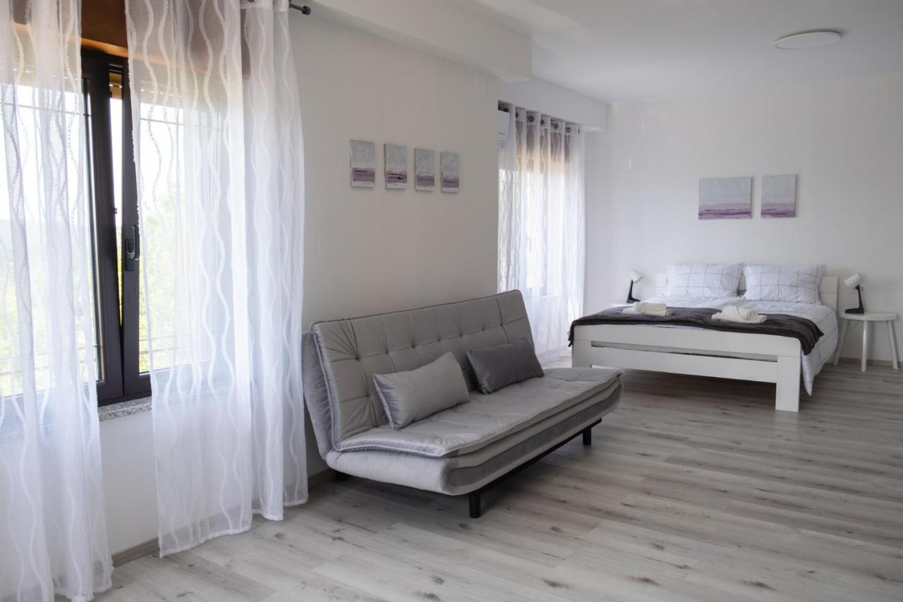 Apartma Oddih Dutovlje エクステリア 写真